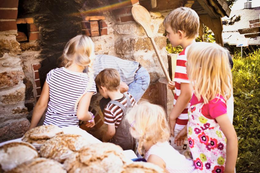 Kinder unterwegs auf Waldspielgelände, DJH Bayern